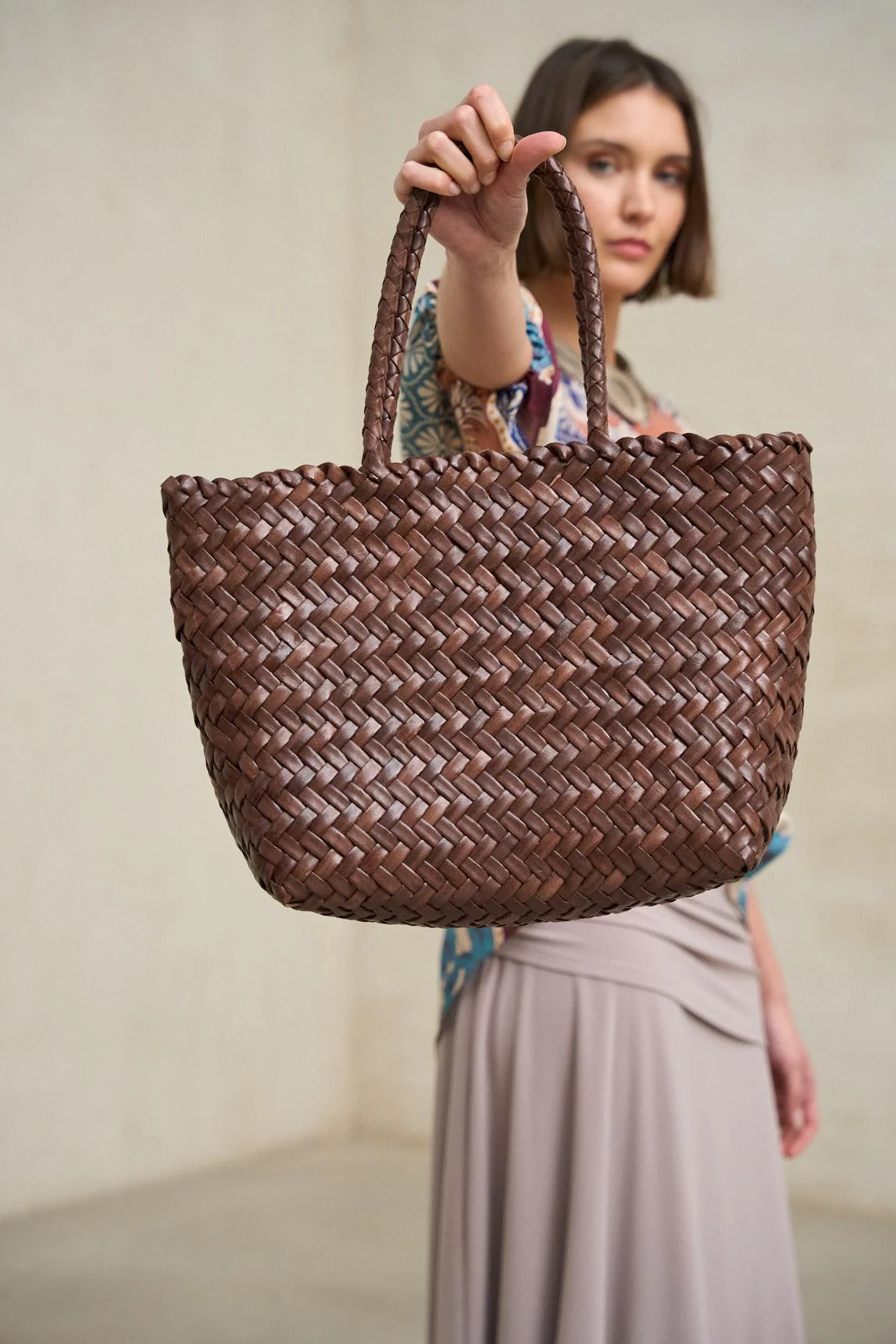 Bolso Sune trenzado de piel marrón - Image 6