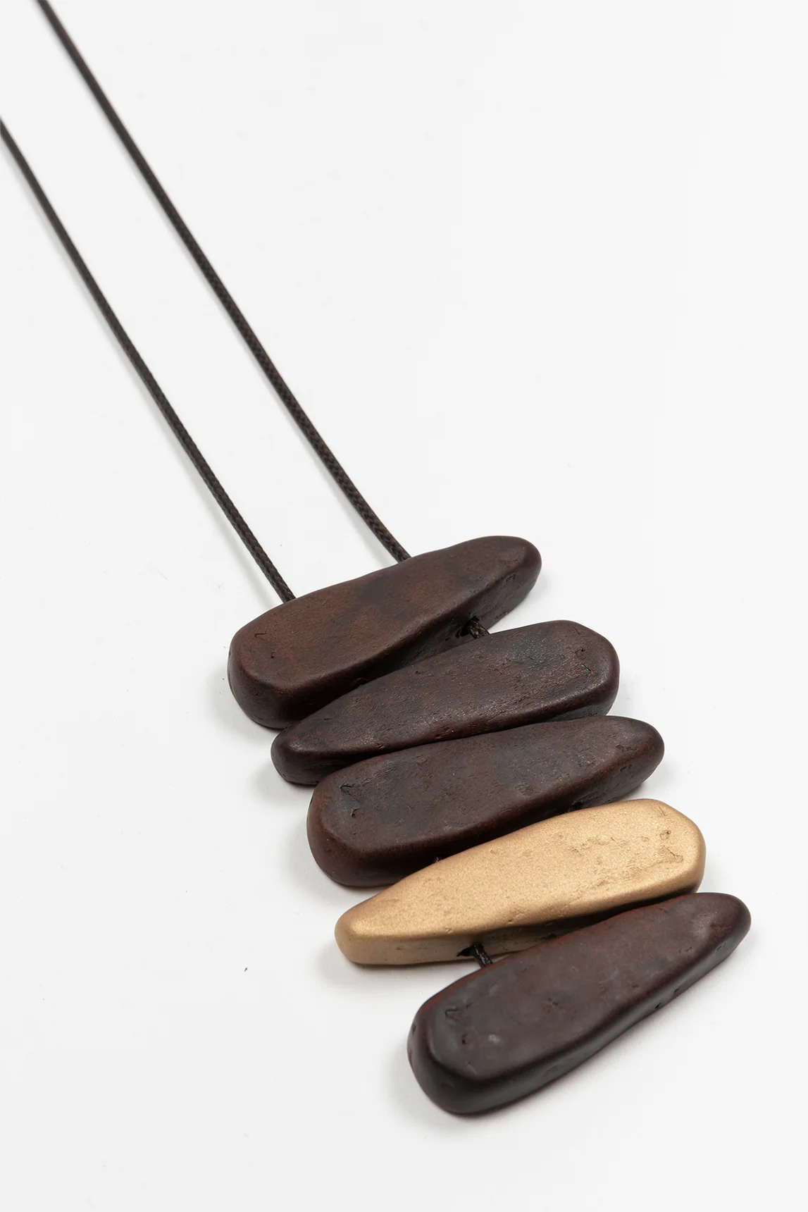 Collar Era madera y latón - Image 2