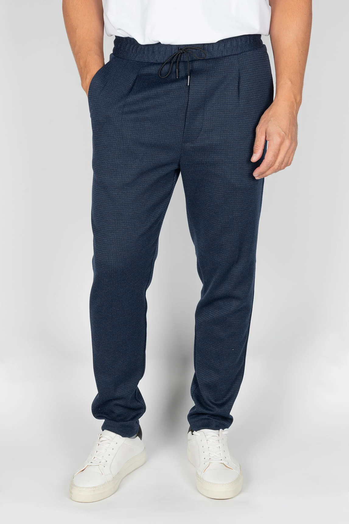 Pantalón azul marino en punto con microtextura