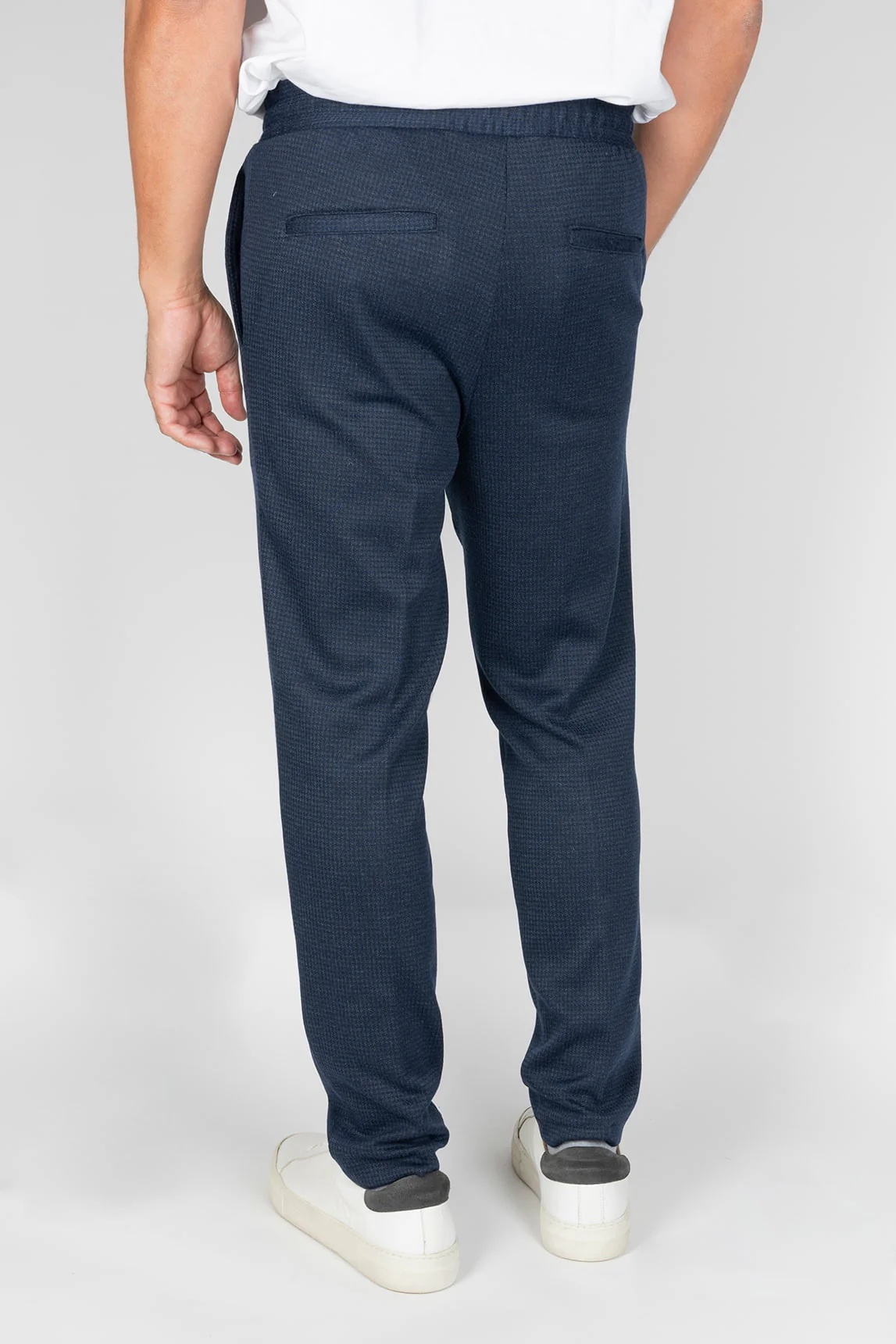 Pantalón azul marino en punto con microtextura - Image 2
