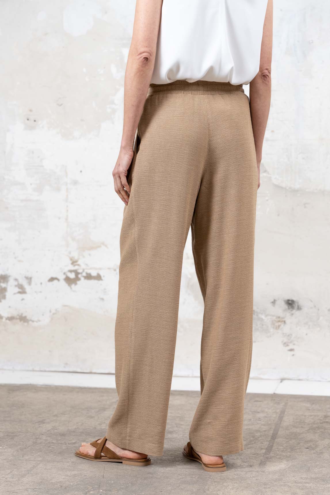 Pantalón Issé camel - Image 4