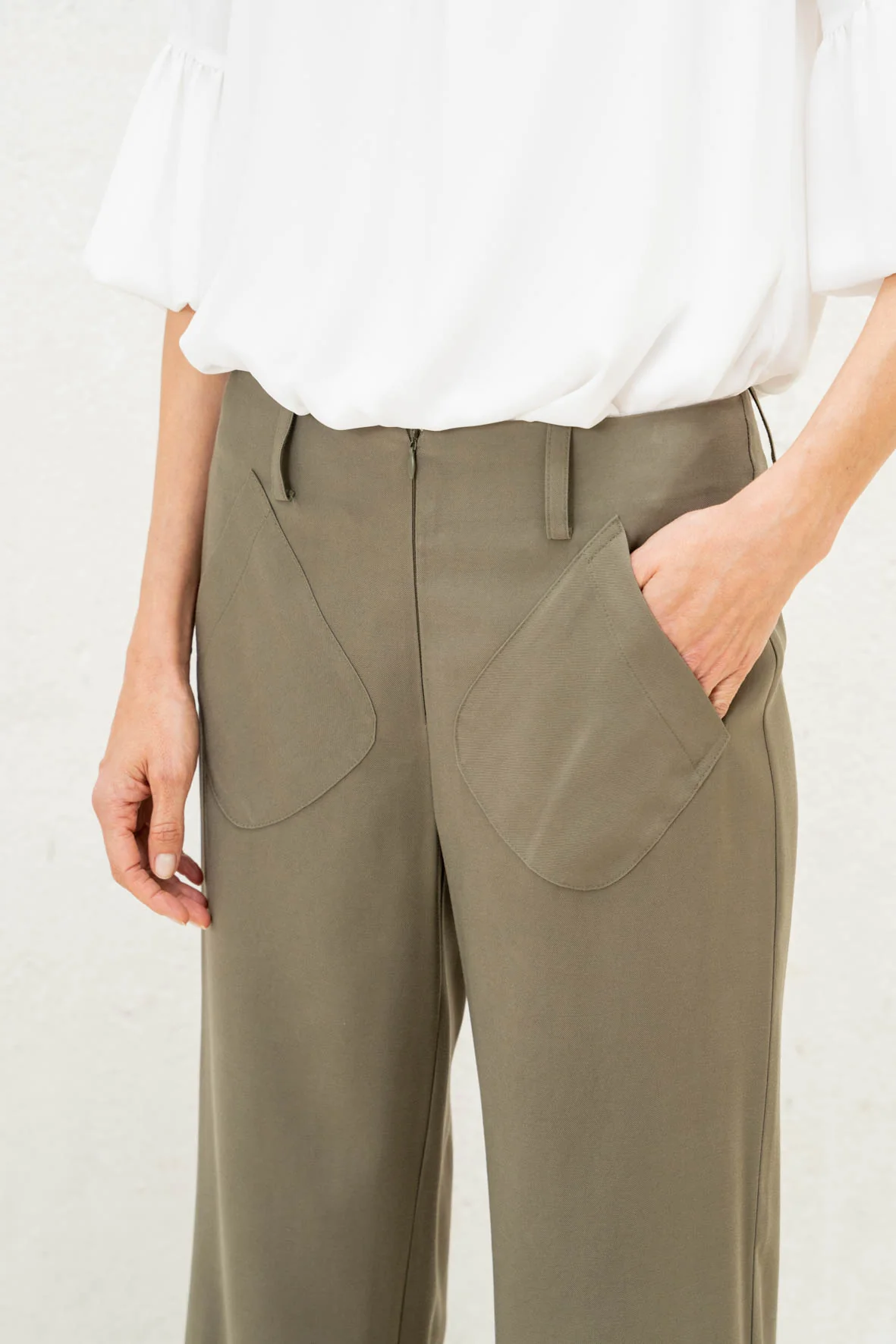 Pantalón Tissa kaki - Image 3